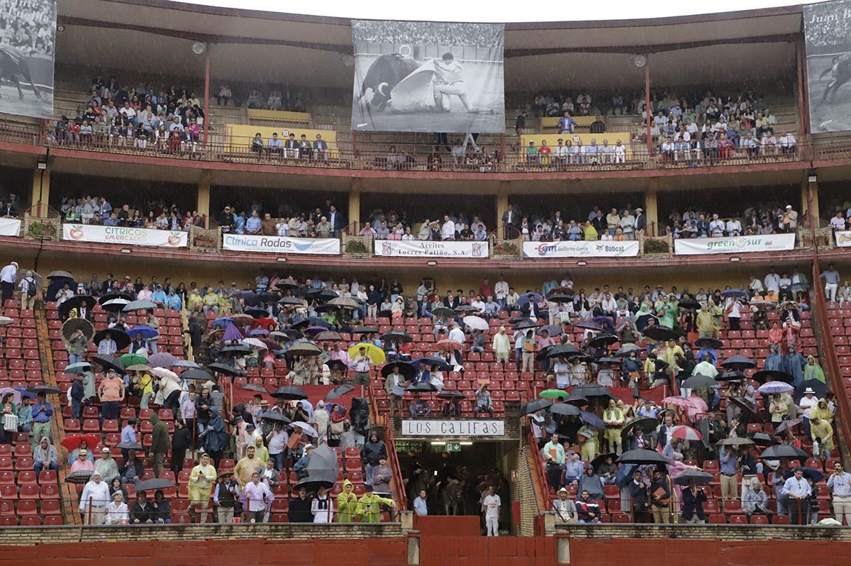 El aplazamiento de la corrida de Domingo Hernández en Córdoba, en imágenes