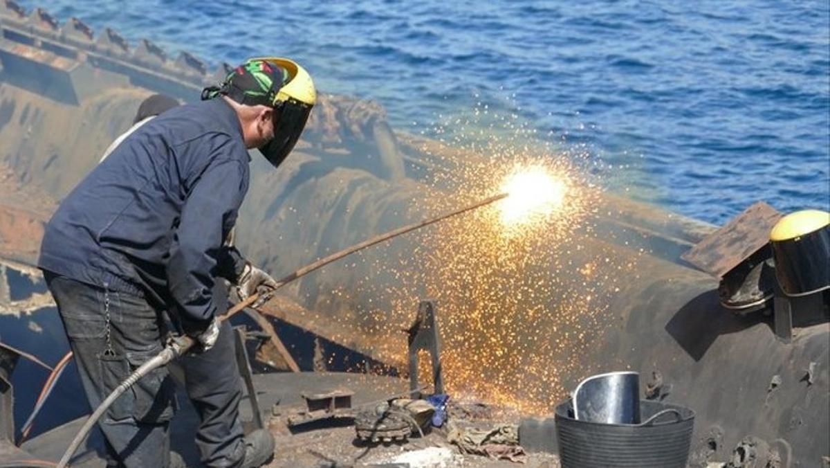 Un operario en el proceso de desguace del submarino Siroco