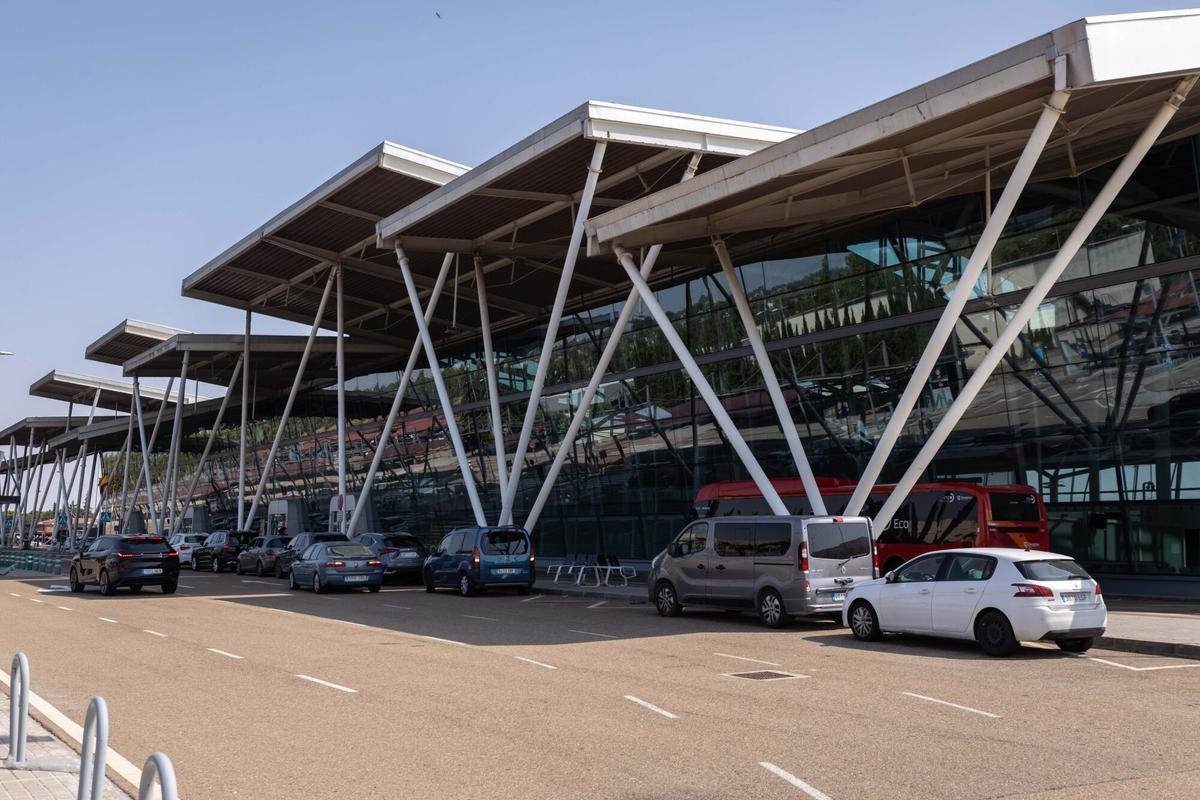 Así cambia el Aeropuerto de Zaragoza: más líneas de seguridad, una nueva cafetería y mejoras en el control de pasaportes