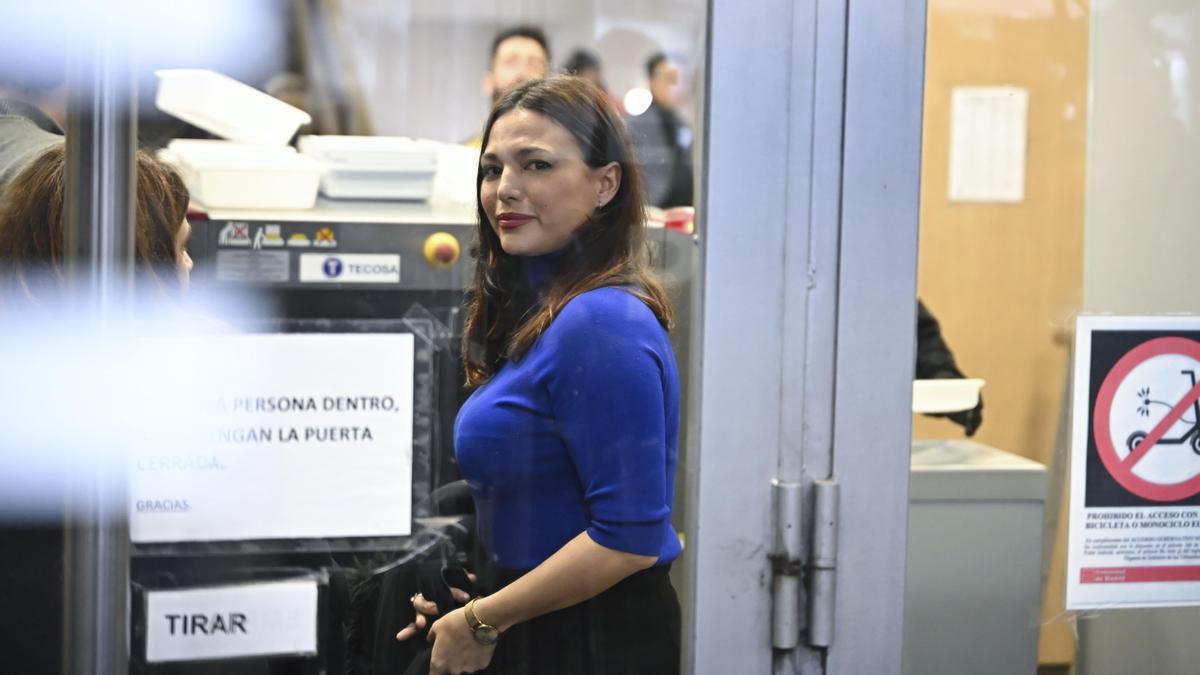 La actriz Elisa Mouliáa a su llegada a los Juzgados de Plaza de Castilla de Madrid.