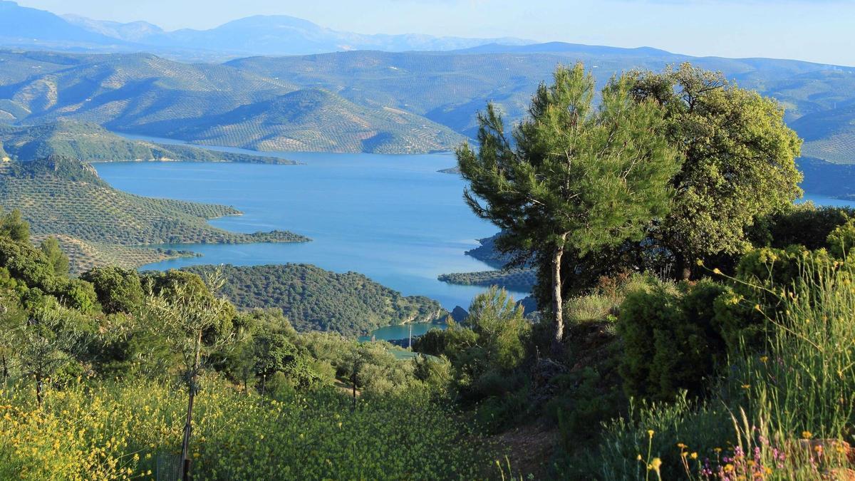 Vista lejana del embalse de Iznájar.