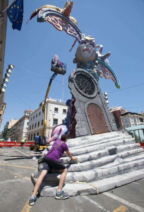 Alicante rezuma fiesta con el inicio de la plantà de las Hogueras.