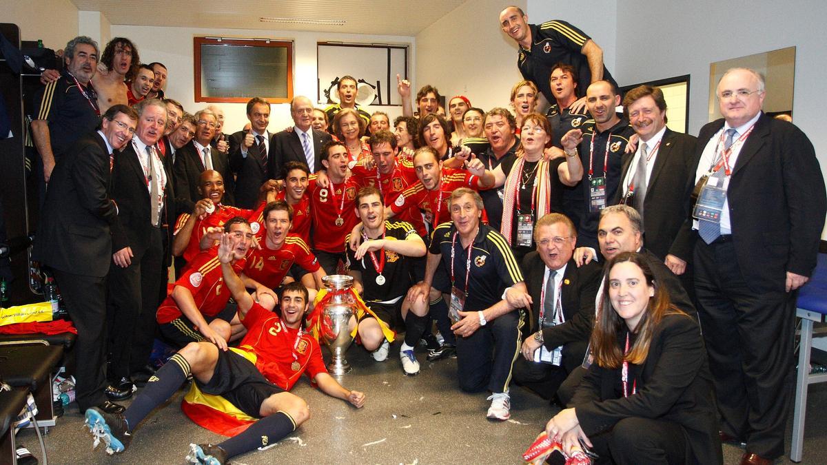 La selección española, con técnicos y personalidades, tras la conquista de la Eurocopa 2008.