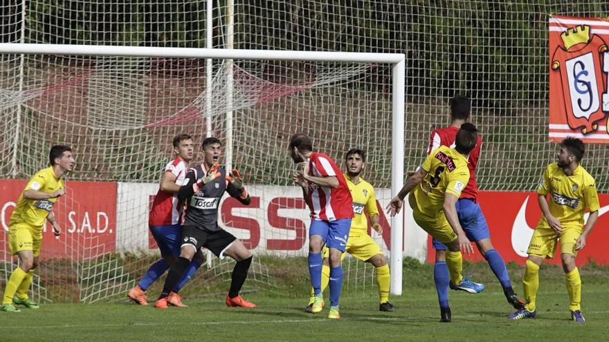 Guillermo, en la portería, en el partido entre el Sporting B y el Praviano.