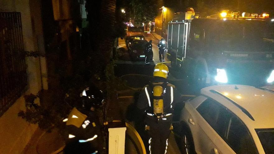 Los bomberos tras la extinción del incendio.