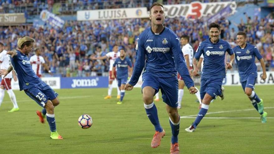 Juan Cala celebra su gol de ayer en el partido ante el Huesca.