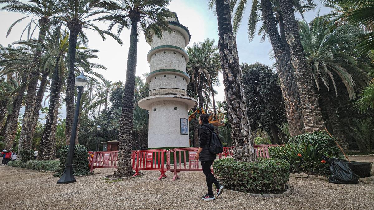 El palomar del Parque Municipal de Elche está acordonado estos días hasta que se arregle el problema con los azulejos