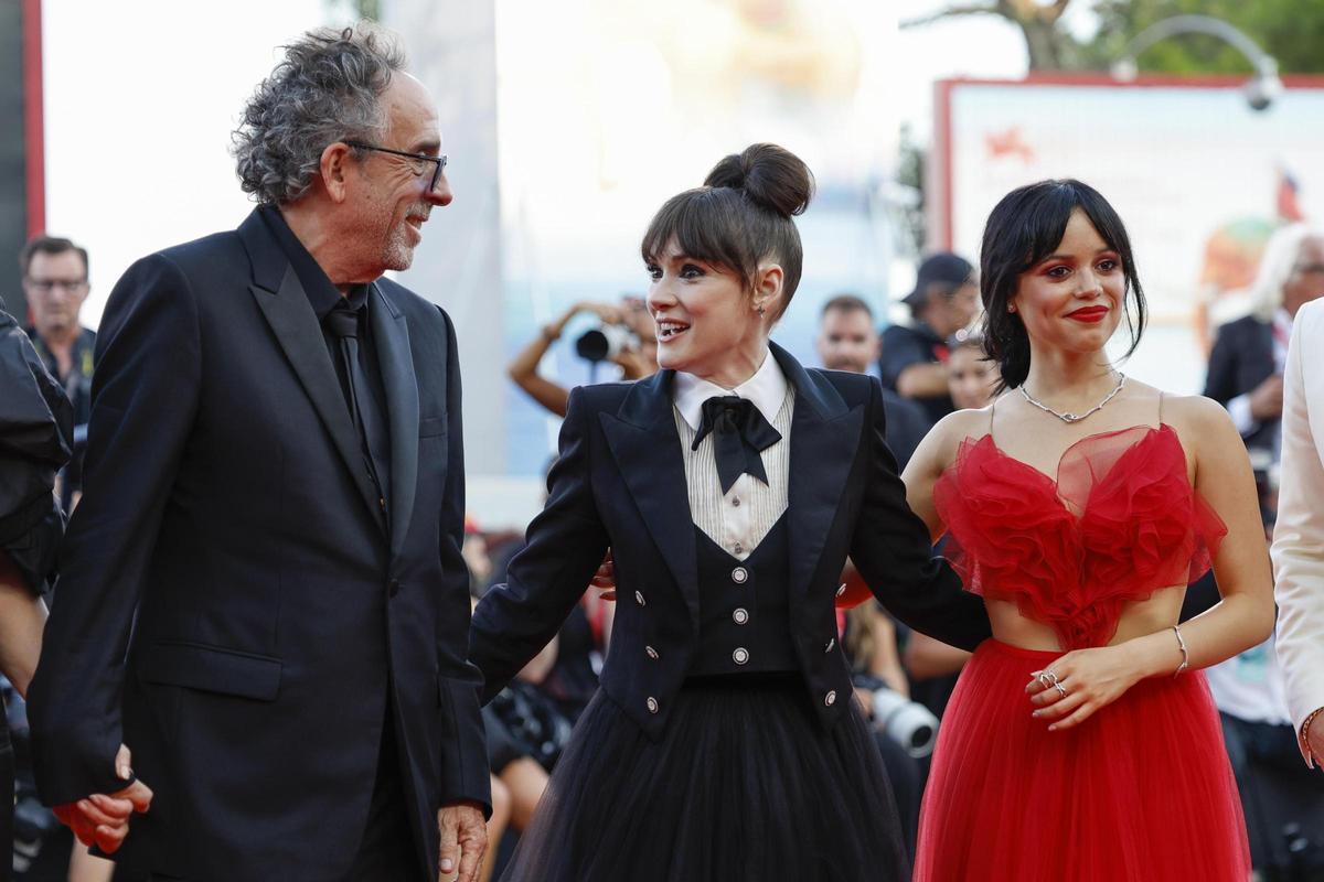 El cineasta estadounidense Tim Burton y las actrices estadounidenses Winona Ryder y Jenna Ortega.