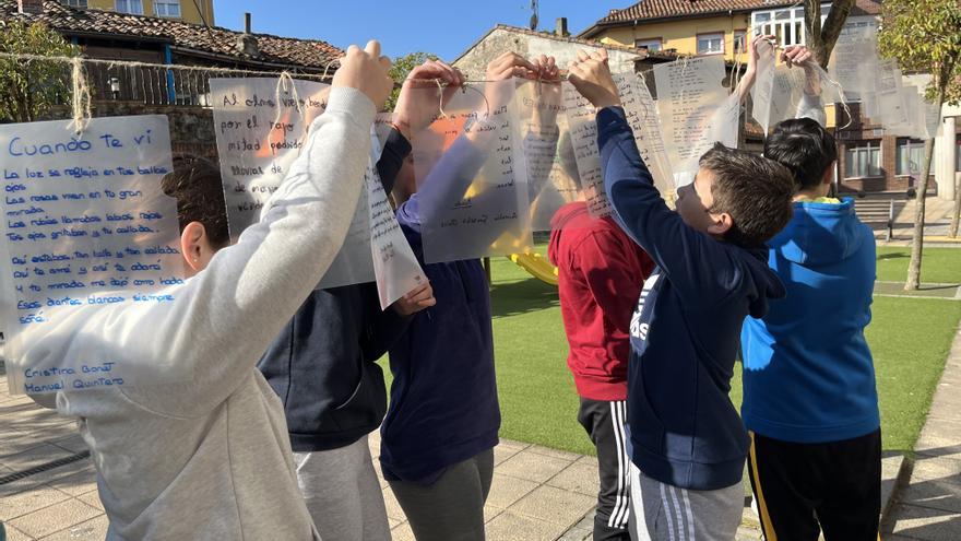 La poesía ondea en la Plaza de La Peruyal de Arriondas