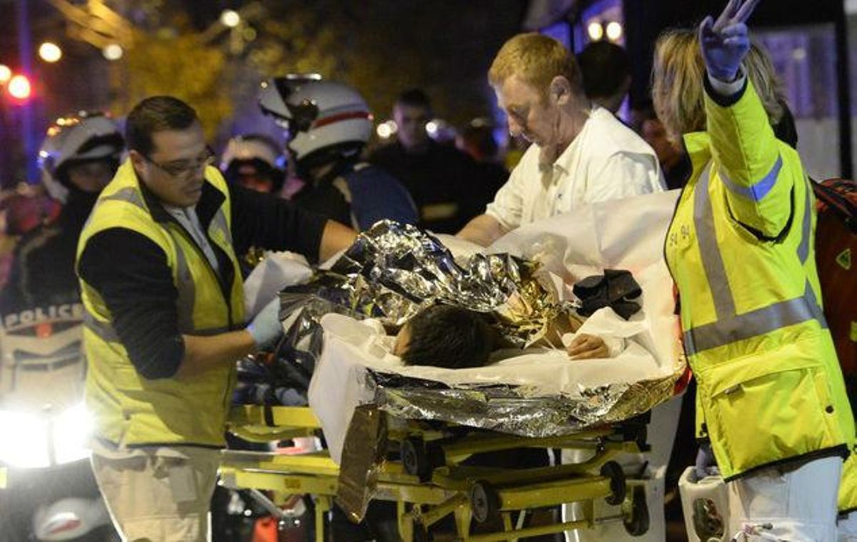 Els equips mèdics atenen una persona rescatada però ferida de la sala Bataclan.