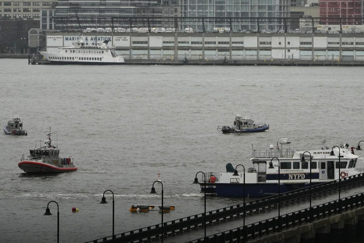 Cinco turistas catalanes y el piloto mueren al caer un helicóptero en el río Hudson de Nueva York