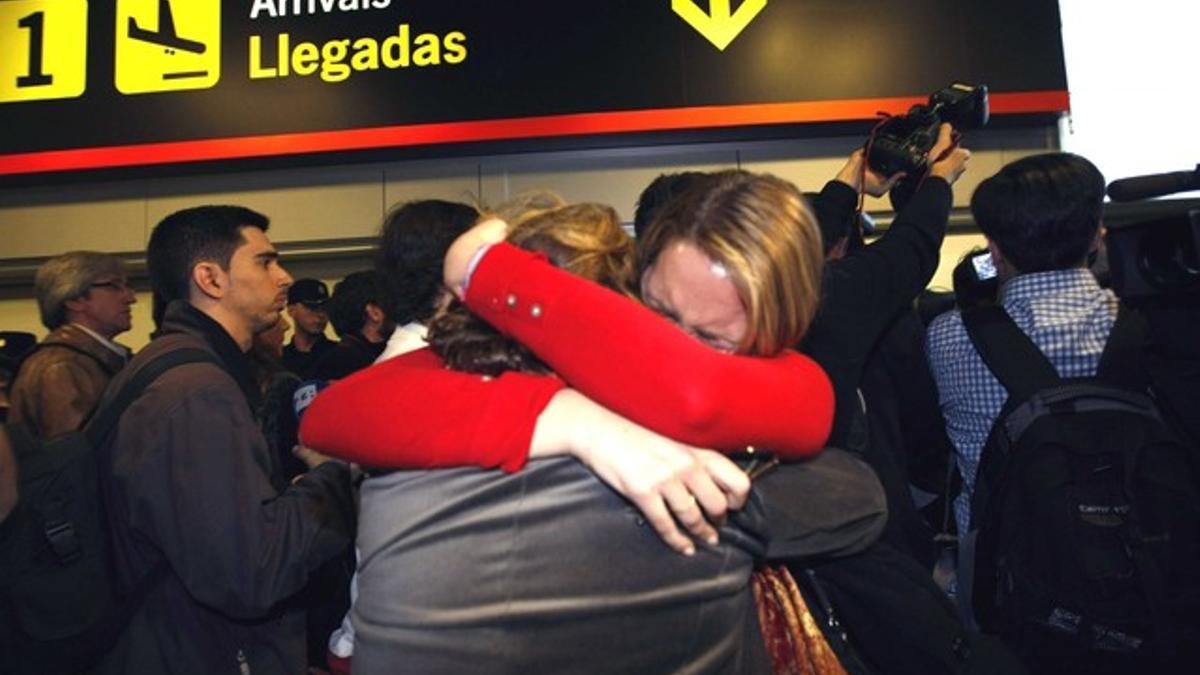 Los pasajeros del avión fletado por Repsol, recibidos por sus familiares y amigos en el aeropuerto de Barajas.