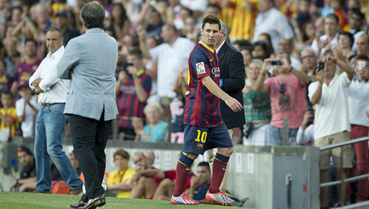Messi abandona el terreny de joc en la recta final del partit contra el Llevant. Messi abandona el terreny de joc en la recta final del partit contra el Llevant.