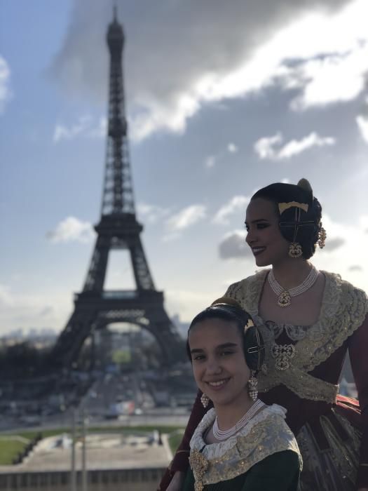 Marina y Sara, en la fiesta fallera de París.