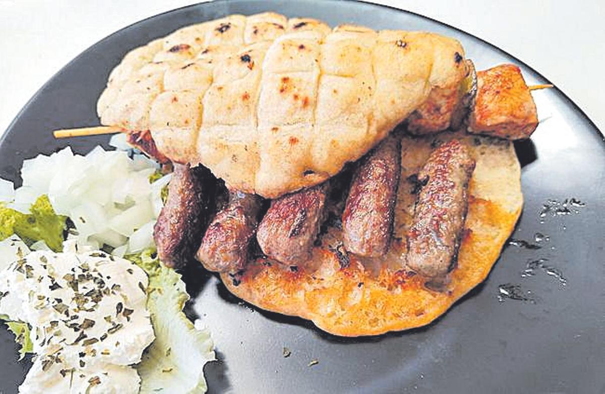 Ćevapčići y brocheta en pan plano.
