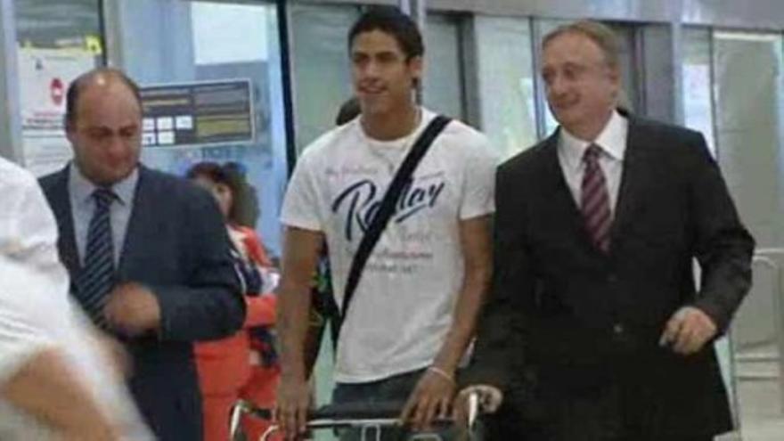 Varane aterriza en Madrid