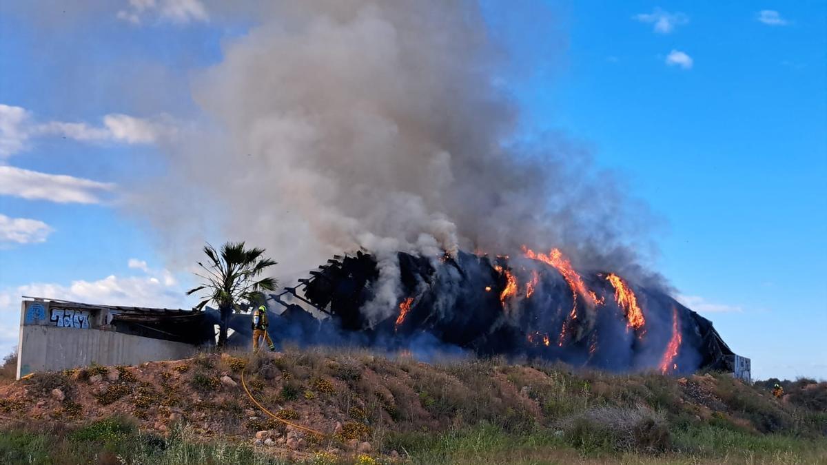 Un nuevo incendio calcina lo quedaba de la cubierta de la "caracola" de Toyo Ito: el balneario municipal de lodos abandonado desde 2006