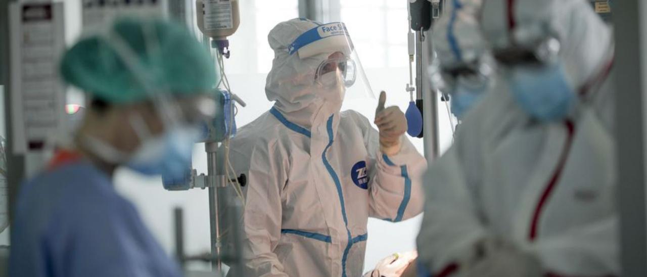 Sanitarios de Son Espases con equipos de protección.