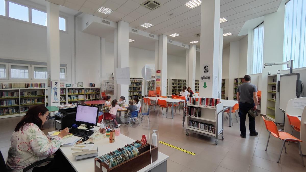 Usuarios en la biblioteca de San Fernando, ya reabierta.