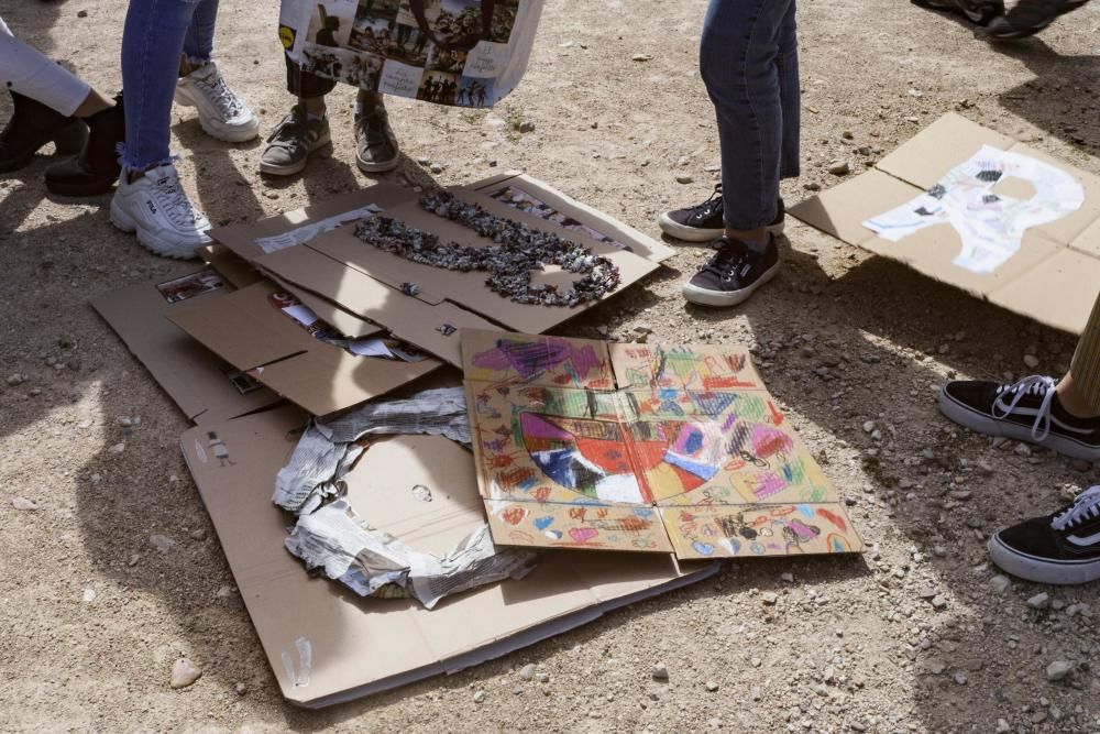 'Scrabble humano' en València por el derecho a la educación y el medio ambiente