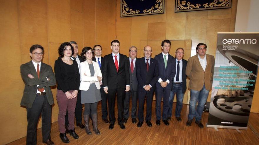 Los jóvenes estudiantes galardonados por CETENMA, respaldados por la Administración, la universidad y los empresarios.