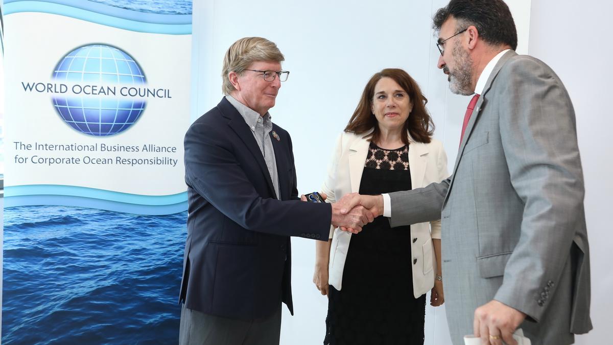 El presidente del Port de Barcelona, Lluís Salvadó (derecha), entrega las llaves de la nueva sede del World Ocean Council a su presidente y director ejecutivo, Paul Holthus, junto a la directora de Innovació i Estratègia de Negoci del puerto, Emma Cobos.