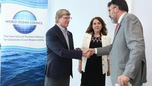 El presidente del Port de Barcelona, Lluís Salvadó (derecha), entrega las llaves de la nueva sede del World Ocean Council a su presidente y director ejecutivo, Paul Holthus, junto a la directora de Innovació i Estratègia de Negoci del puerto, Emma Cobos.