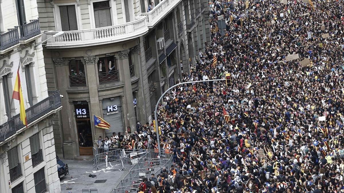  Los estudiantes se manifiestan por el centro de Barcelona.