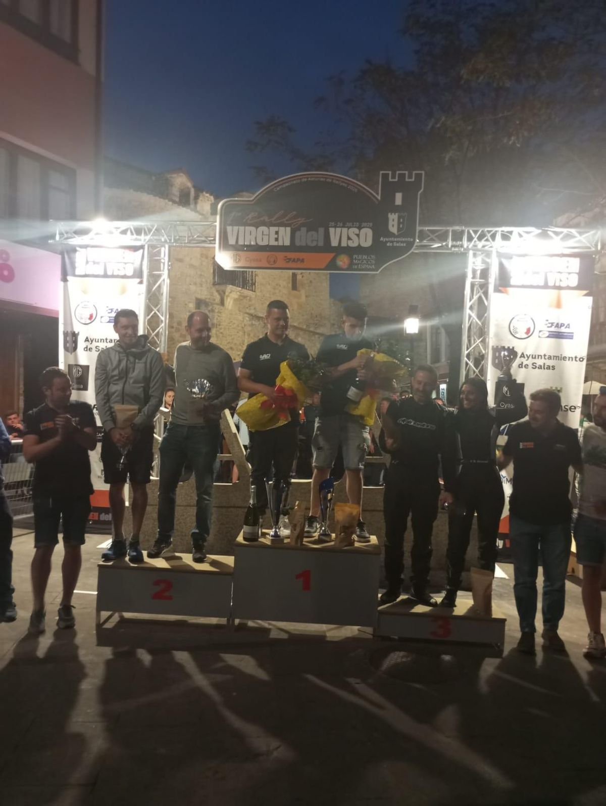 Los ganadores del rally durante la entrega de premios.