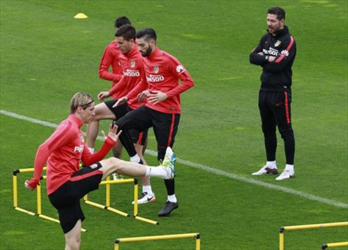 Fernando Torres, davant Carrasco, en l’entrenament d’ahir de l’Atlètic.