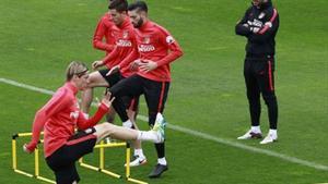 Fernando Torres, davant Carrasco, en l’entrenament d’ahir de l’Atlètic.