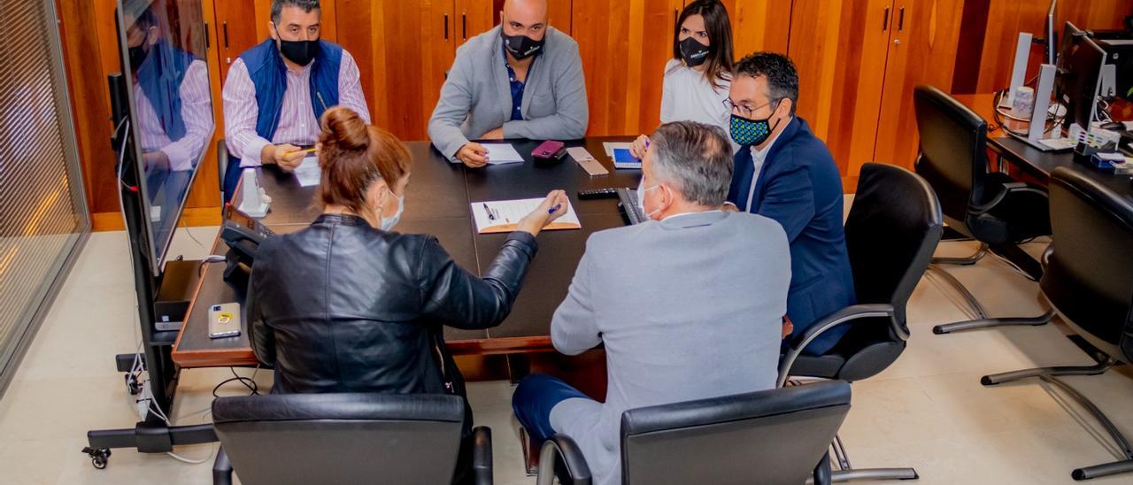 Reunión del concejal de Urbanismo, Carlos Tarife, con representantes empresariales de la Zona Centro de la capital tinerfeña.