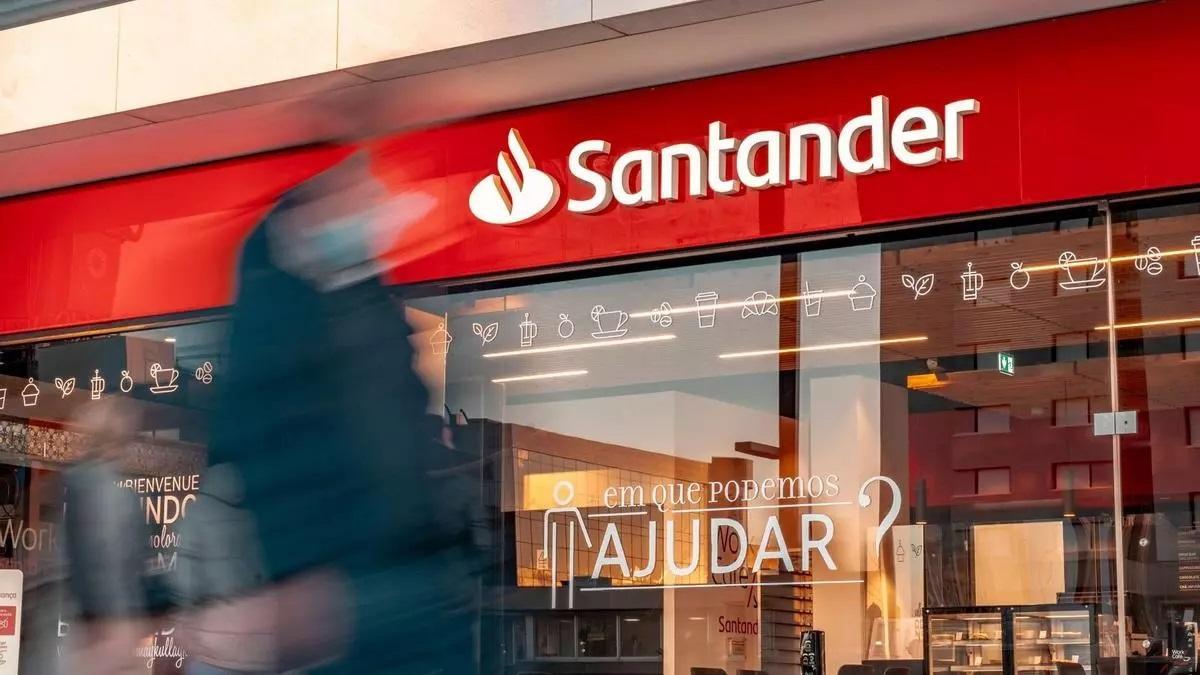 Una oficina del Santander, en imagen de archivo.
