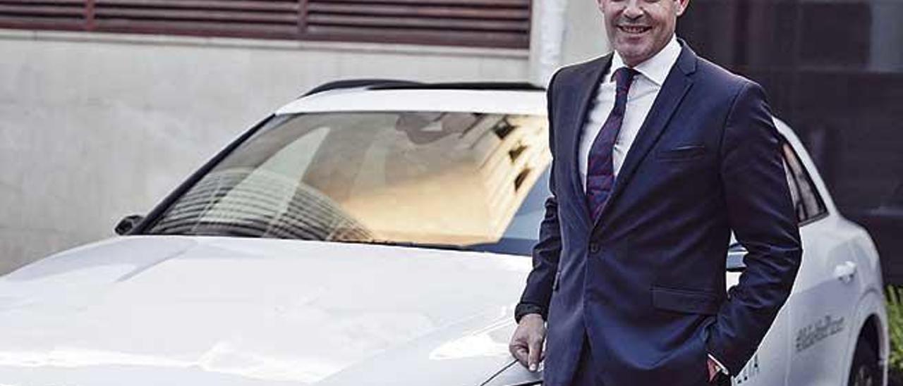El presidente de Audi EspaÃ±a junto a un coche elÃ©ctrico.