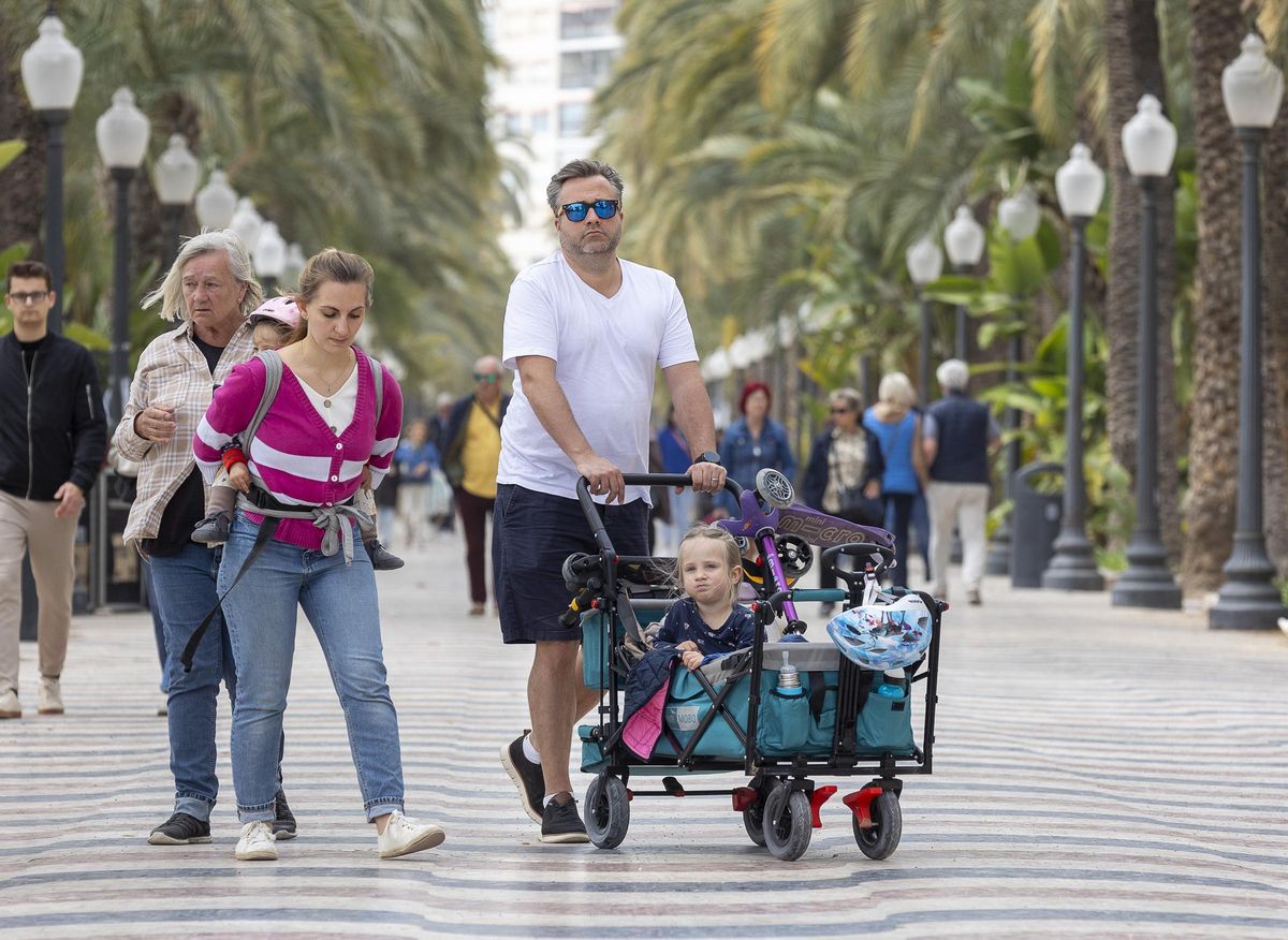 Turistas pasean por la Explanada de Alicante en una imagen del pasado mes de abril.