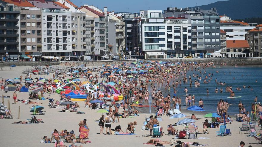 Playa de Silgar en el inicio de la temporada estival.