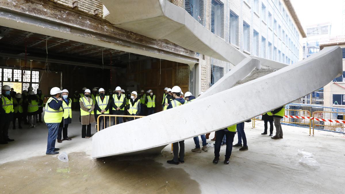 La escalera helicoidal, en el centro del hall de la facultad, ya está construida