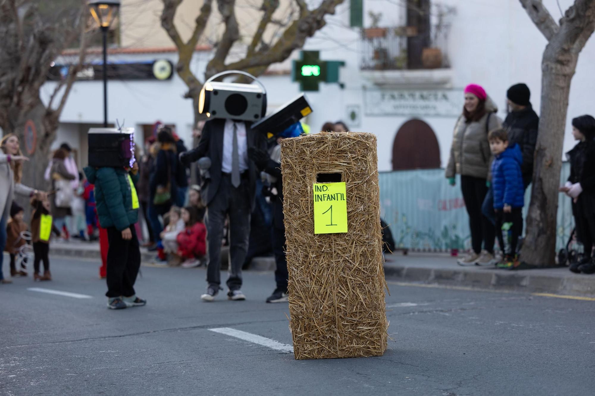 Mira aquí las imágenes de la rúa de carnaval en Sant Joan