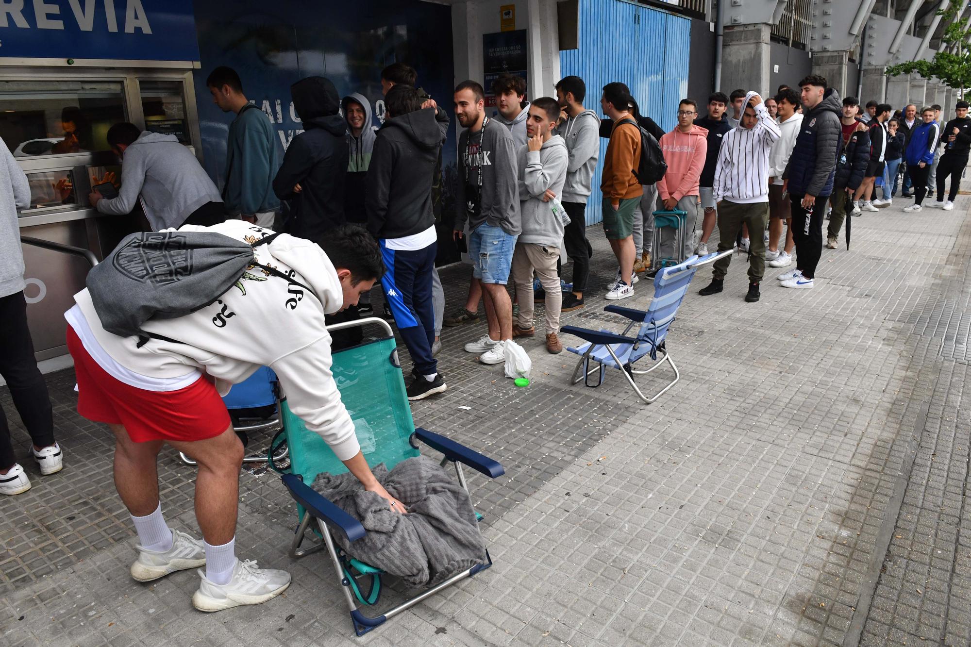 Colas en Riazor por las entradas para el partido del Dépor en Castellón