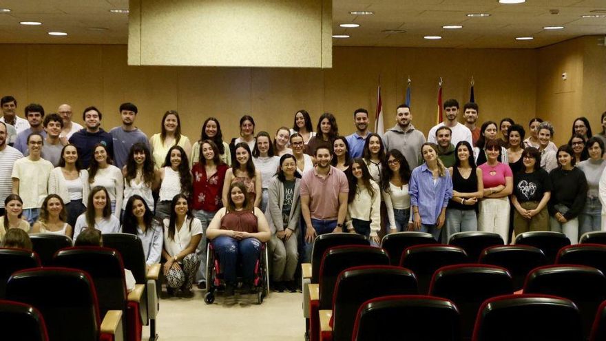 Foto de familia de los nuevos residentes con profesionales sanitarios del área V, ayer, en el salón de actos del Hospital de Cabueñes.