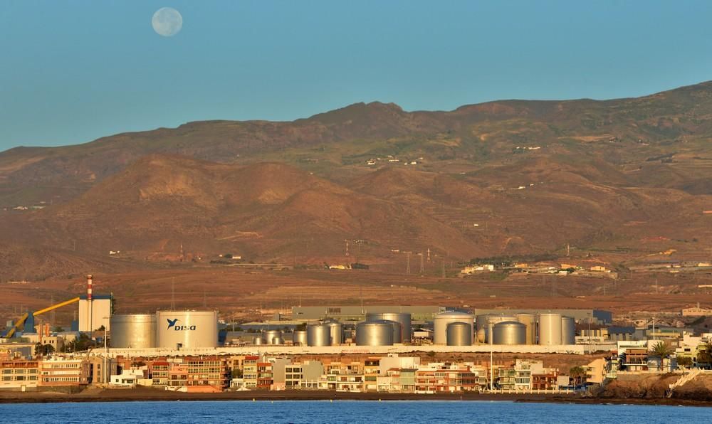 Erección del aerogenerador de Plocan en aguas de Telde