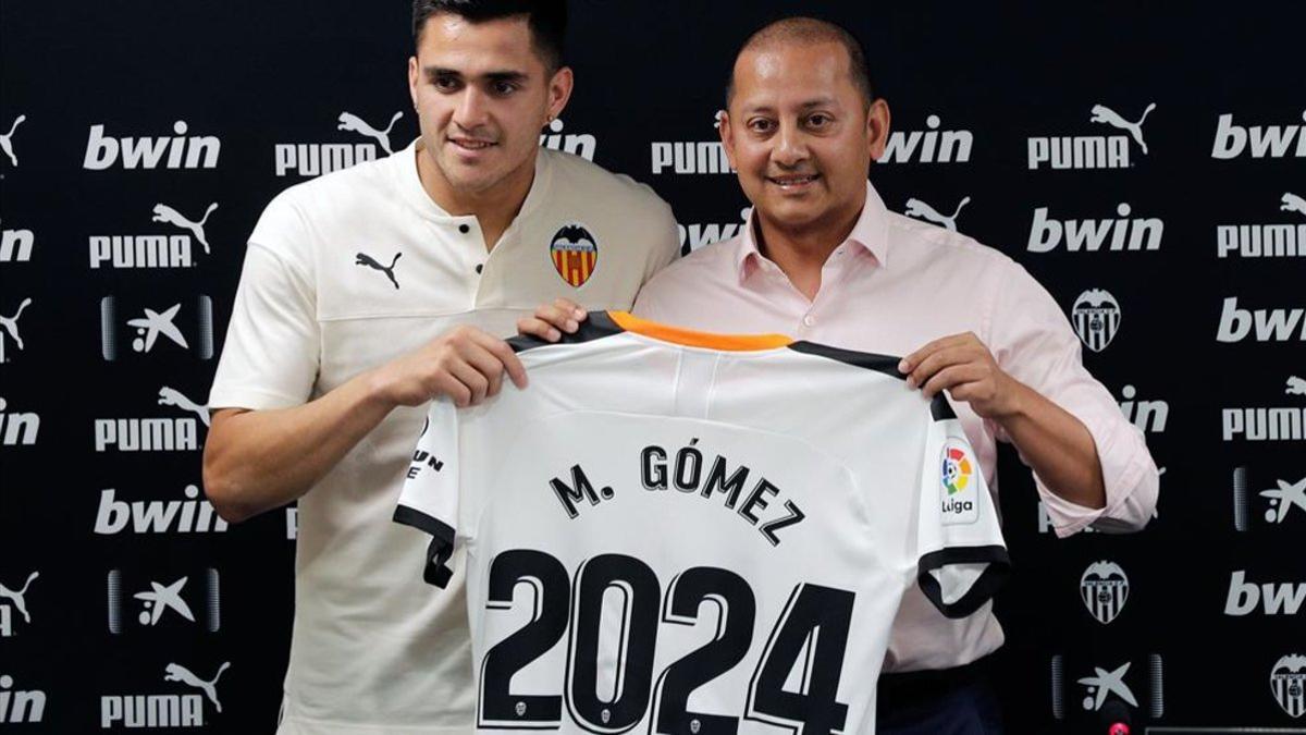Maxi Gómez junto al presidente del Valencia, Anil Murthy