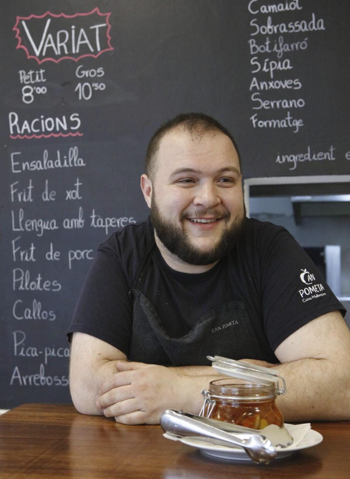 l „Das Leben besteht nicht nur aus Arbeit und Ruhm“, meint Rafel Sampol.  l Schnecken.  l Gefüllte Aubergine.  l Tapas-Mix „variat“.  l Oliven, Brot und Leberspießchen.  l Flan (Karamellpudding) als Nachspeise.   | F.: N. BENDGENS