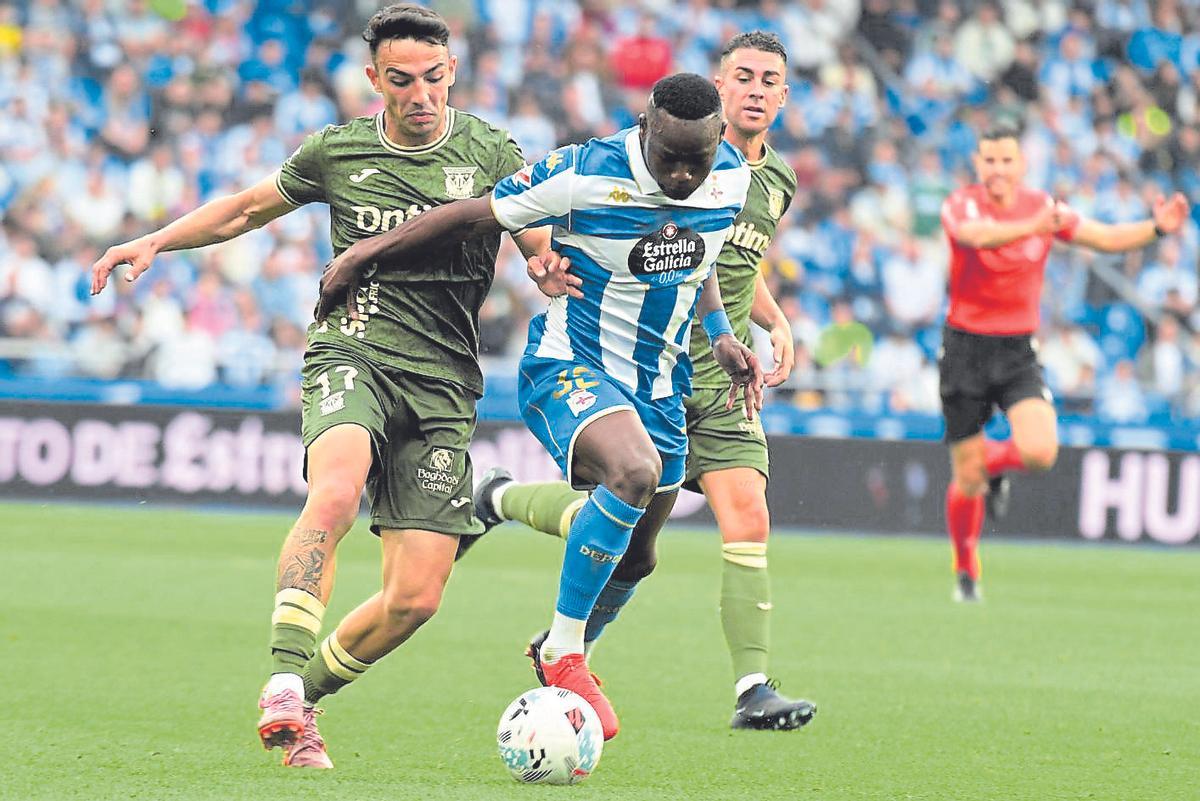Bil Nsongo pugna con una pelota con un defensa del Leganés en el estadio de Riazor.