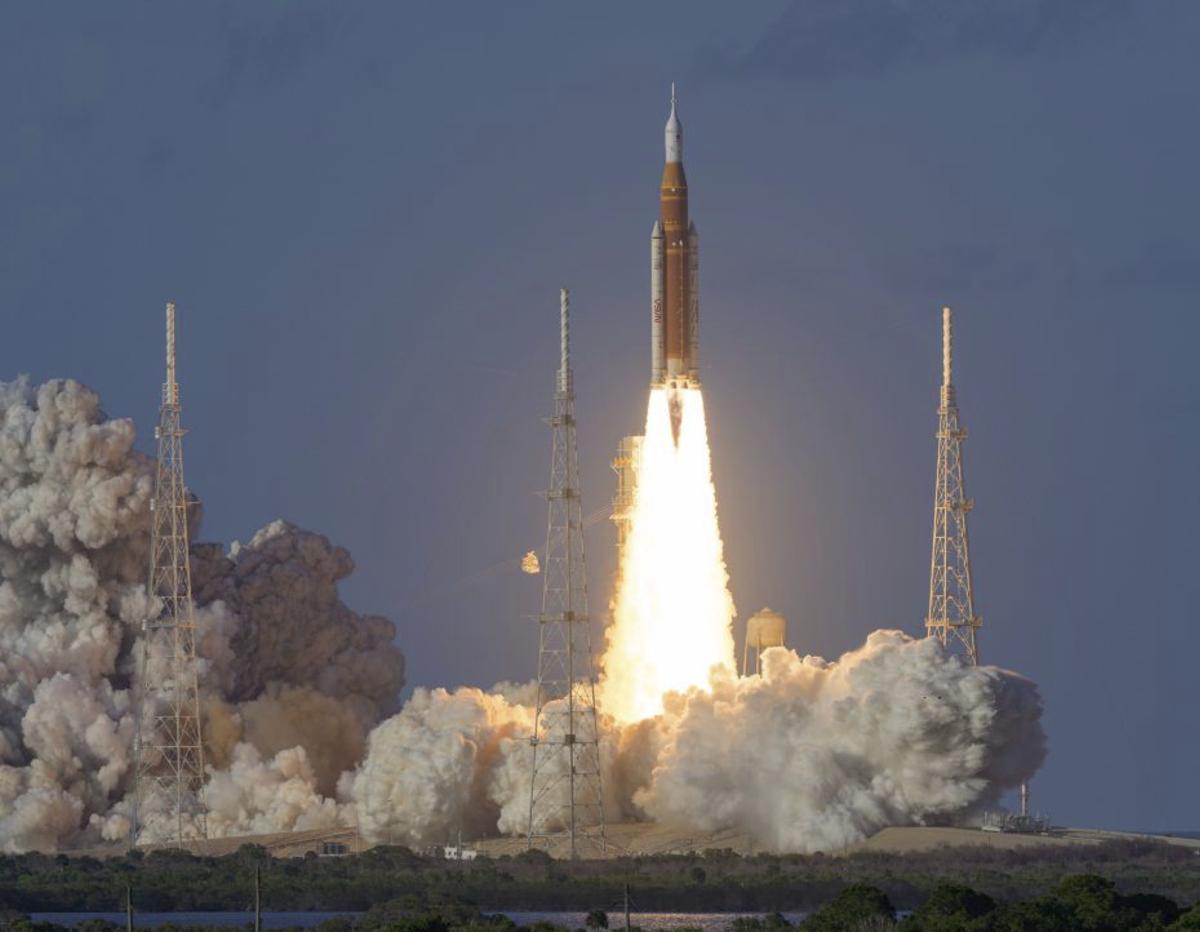 Despegue del cohete y la nave Orion de la misión Artemis II.