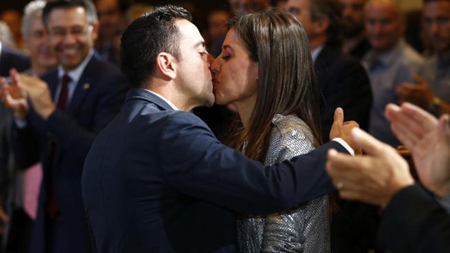 Xavi Hernández besa a su esposa.