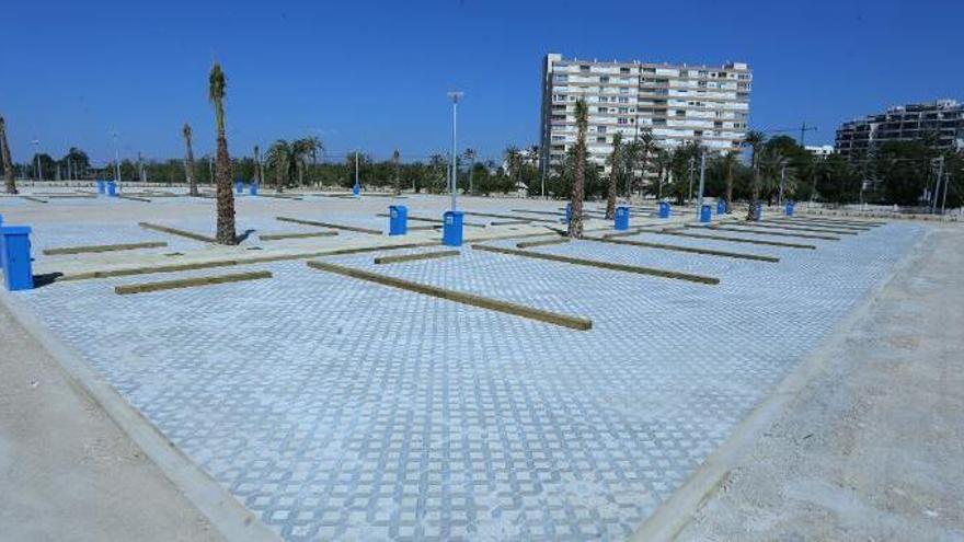La playa de San Juan abrirá en verano la nueva zona de parking para autocaravanas