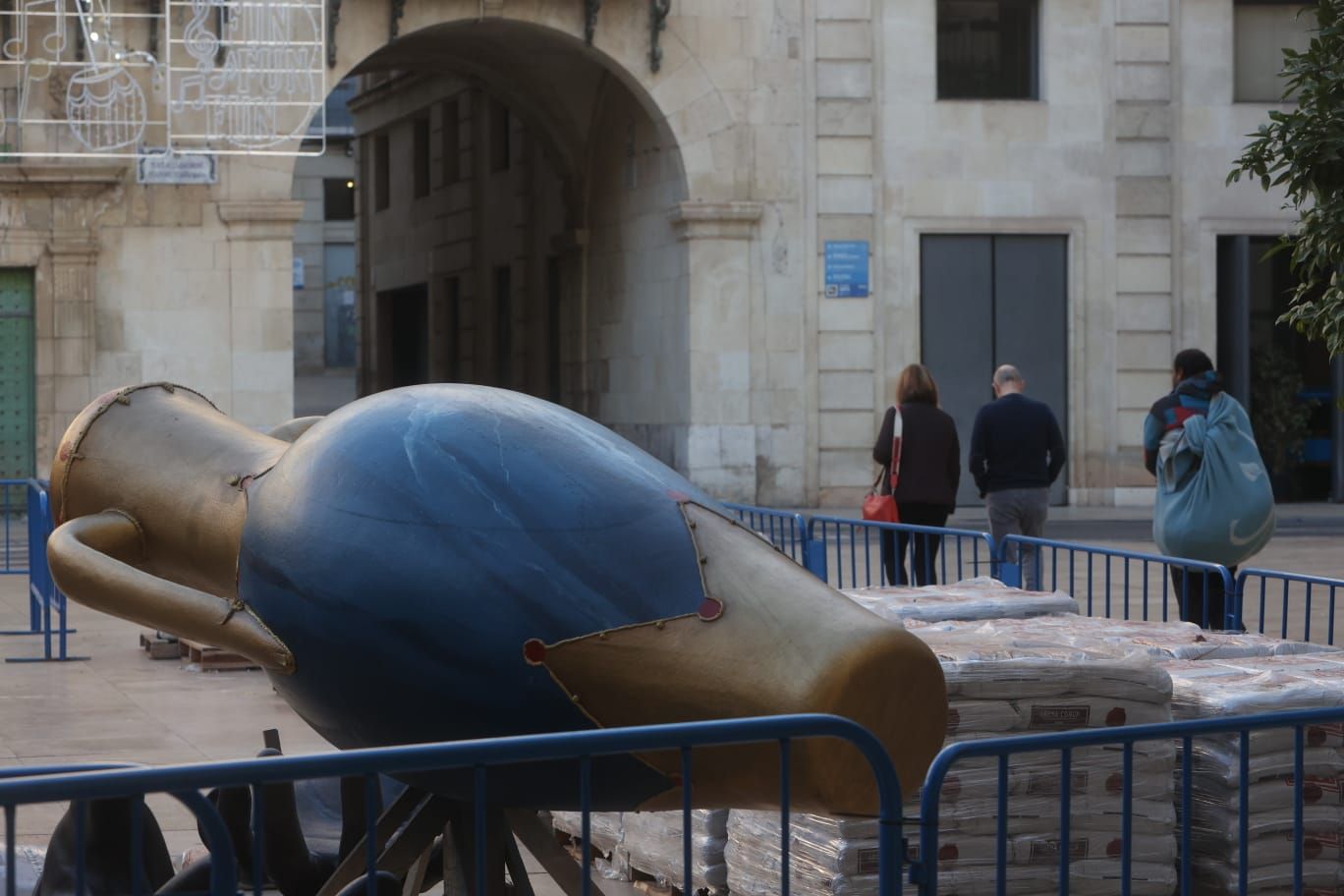 El Belén Gigante de Alicante ya se está montando en la Plaza del Ayuntamiento