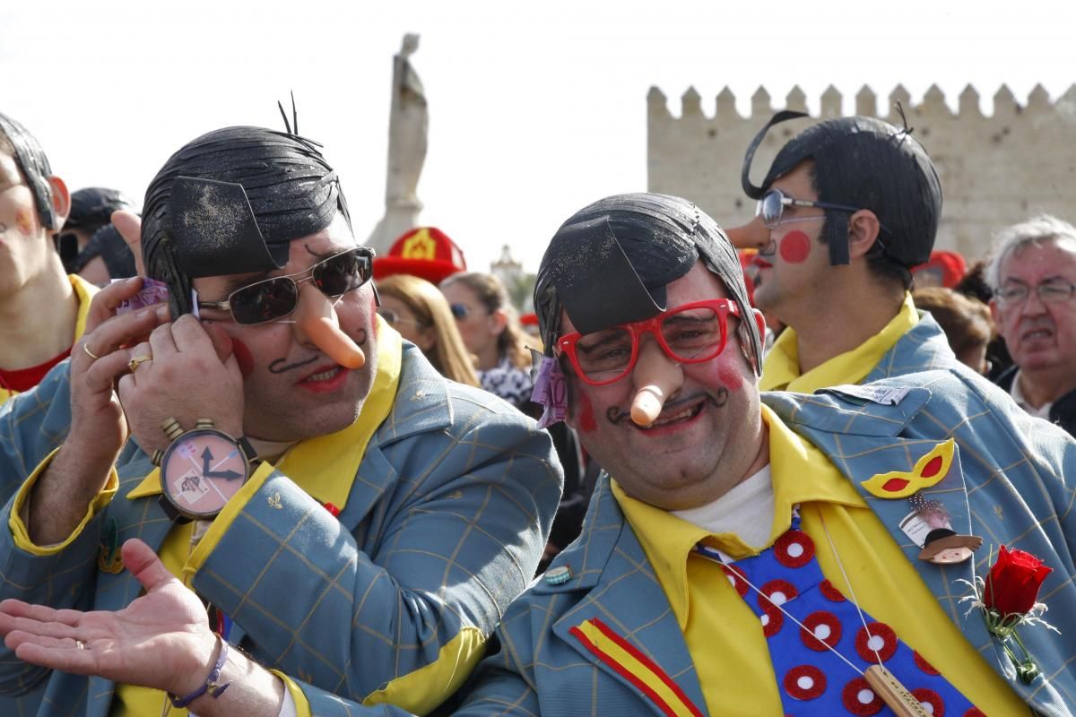 FOTOGALERÍA/ Pasacalles de Carnaval en el puente romano de Córdoba