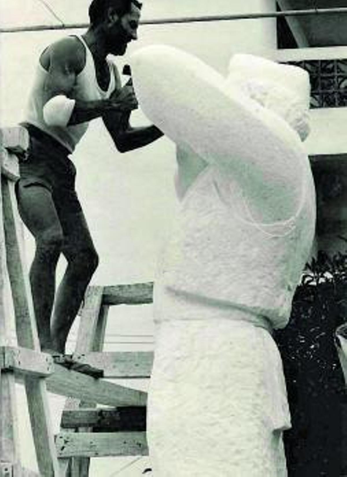 El escultor Antonio Hormigo trabajando en la esculturaes Verro. nito verdera | D.I.